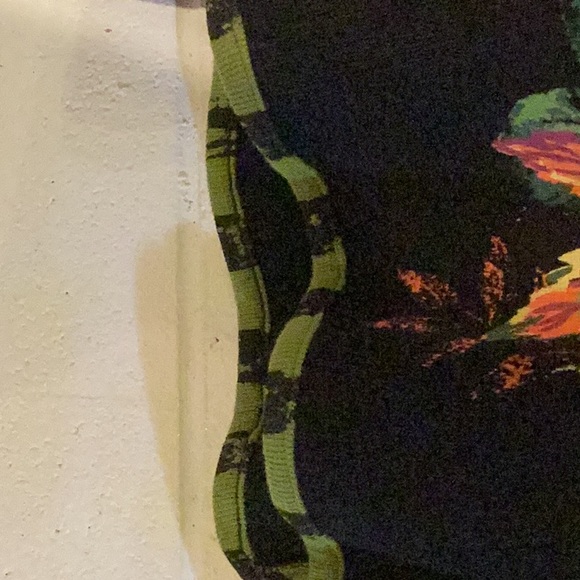 Gorgeous fall sweater size L. Like new a lovely wear with pants, skirts or a 👗. - Picture 6 of 8